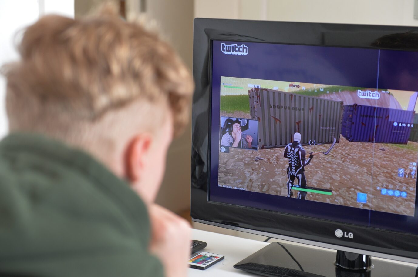 Ein Jugendlicher schaut einem Streamer beim Spielen auf Twitch zu: Im deutschsprachigen Raum tobt der Kulturkampf.