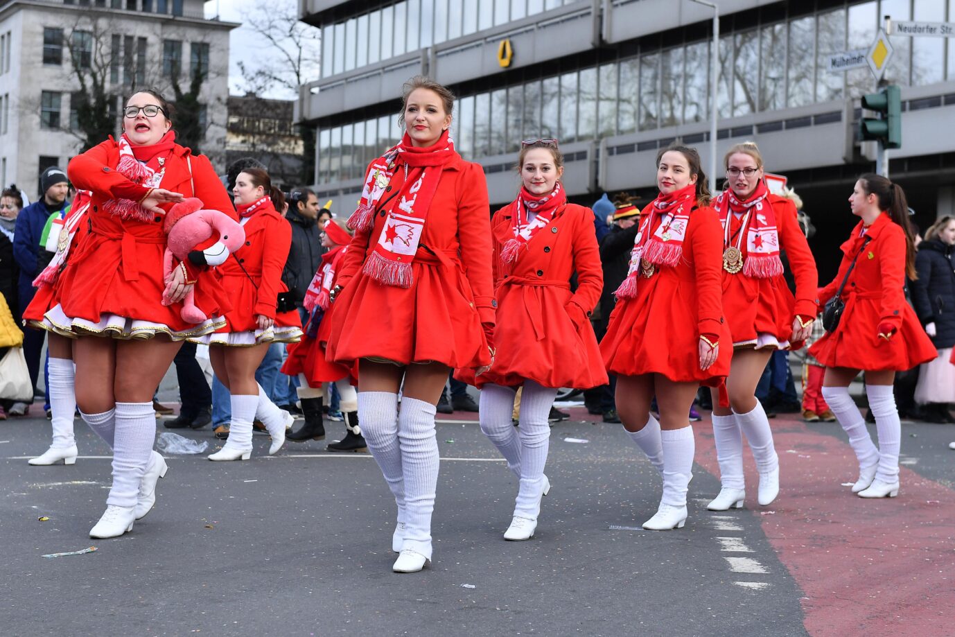 04.03.2019, Nordrhein-Westfalen, Duisburg: Rosenmontagszug 2019 am 04.03.2019 in Duisburg Karnevalisten feiern beim Rosenmontagszug 2019. Mit den Rosenmontagszügen erreicht der rheinische Straßenkarneval seinen Höhepunkt. Foto: Revierfoto Foto: Revierfoto/Revierfoto/dpa Dieses Jahr geht es nicht durch Duisburg Marxloh