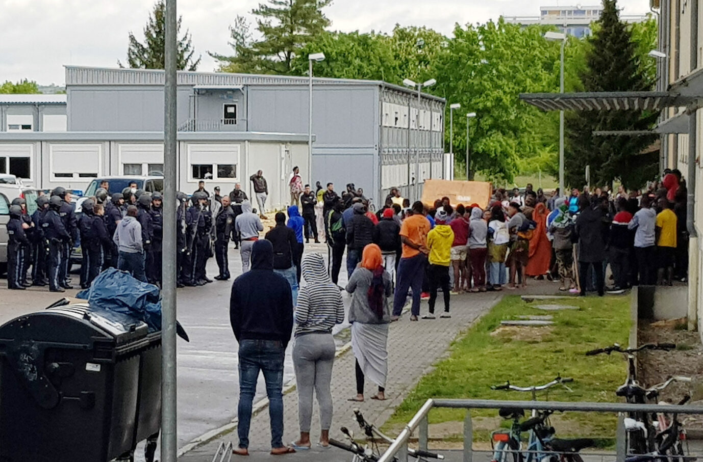 Polizisten(l) stehen vor dem sogenannten Ankerzentrum. Nach dem Tod einer Frau in einem Regensburger Flüchtlingsheim ist es am Samstag zu einem Großeinsatz der Polizei gekommen. Die Einsatzkräfte sprachen von «Ausschreitungen» in dem sogenannten Ankerzentrum.