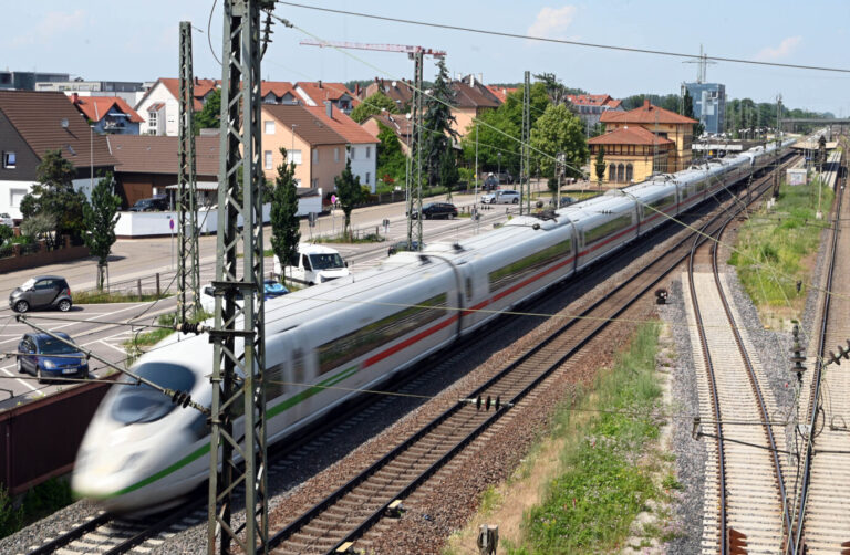 Ein ICE auf der Fahrt durch Graben-Neudorf. Hier verletzte ein Nordafrikaner eine Zugbegleiterin schwer.