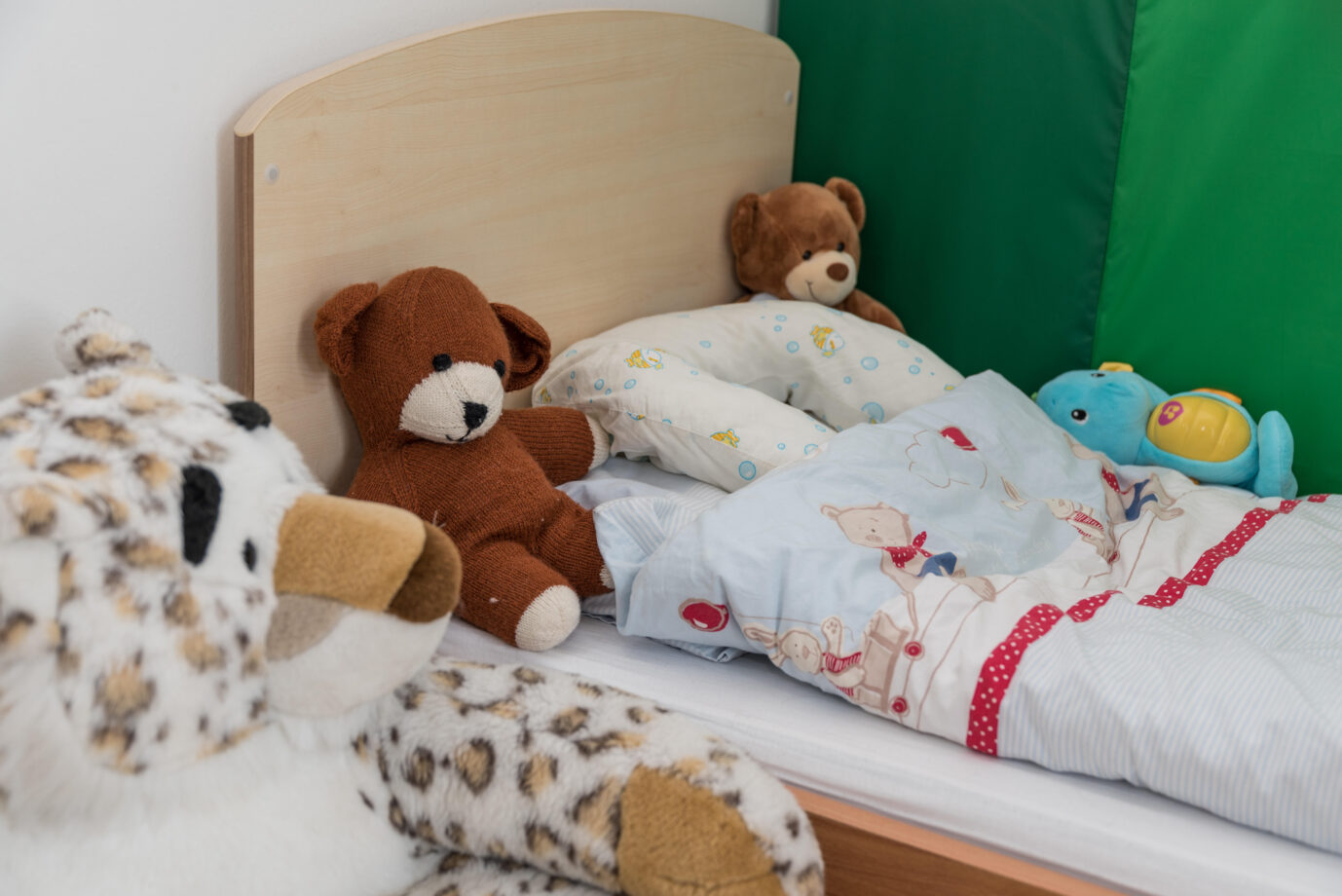 Plüschtiere auf einem Kinderbett: Immer wieder mischen sich Triebtäter in die LGBTQ-Szene.