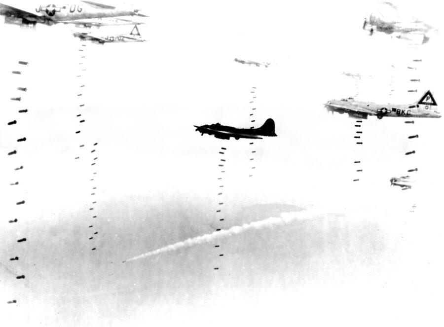 Bombenstangen von B-17 Flying Fortresses der 8th U.S. Air Force fallen am 17. April 1945 auf ein Eisenbahnzentrum im Raum Dresden.