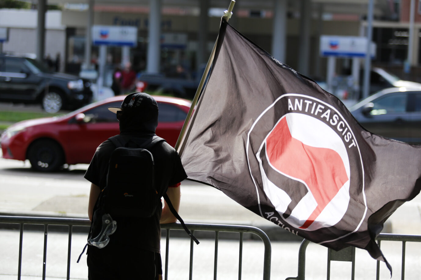 Ein einsamer Antifa-Fahnenträger: Radikale Linke haben es nicht mehr leicht, zu mobilisieren.