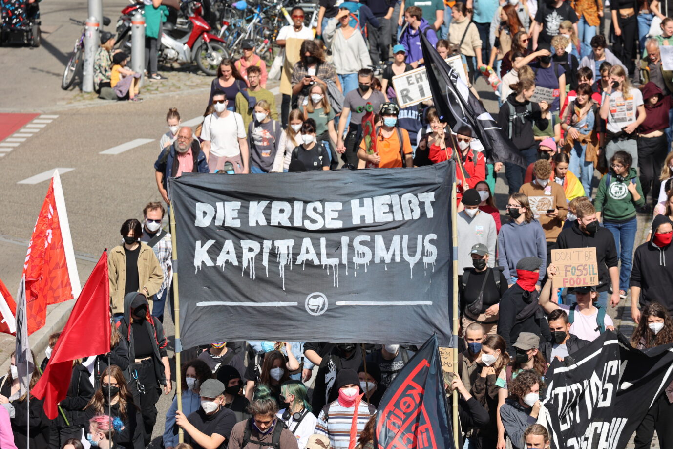 Demonstranten in Freiburg halten Banner mit Antifa-Logo in die Höhe (Symbolbild): Baden-Württembergs Verfassungsschutz spricht von rund 2.700 Linksextremisten in dem Bundesland
