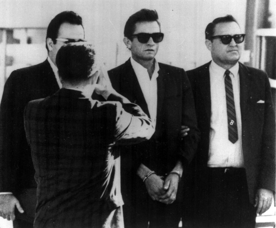 Wegen Drogenschmuggels hatte Johnny Cash (m.) selbst Ärger mit dem Gesetz Mitte der 1960er. 