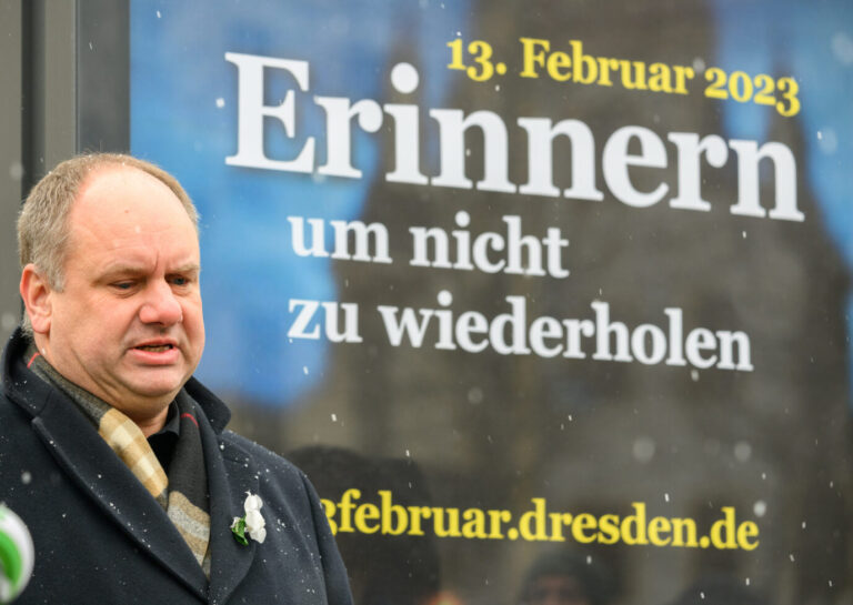 Auf dem Foto befindet sich Dresdens Bürgermeister Dirk Hilbert, der neben einer Werbetafel mit dem Plakat, welches an das Bombardement im Jahr 1945 erinnert. Auf dem Plakat steht der Slogan "Erinnern, um nicht zu wiederholen". (Themenbild/Symbolbild)