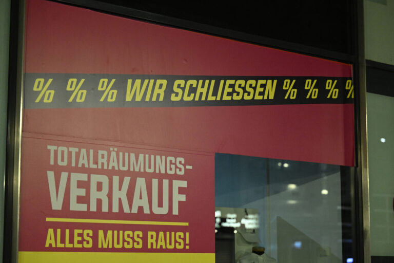 Ein Schild mit der Aufschrift „Wir schließen“ in Köln: Selbstständige bewerten wirtschaftliche Lage immer negativer.