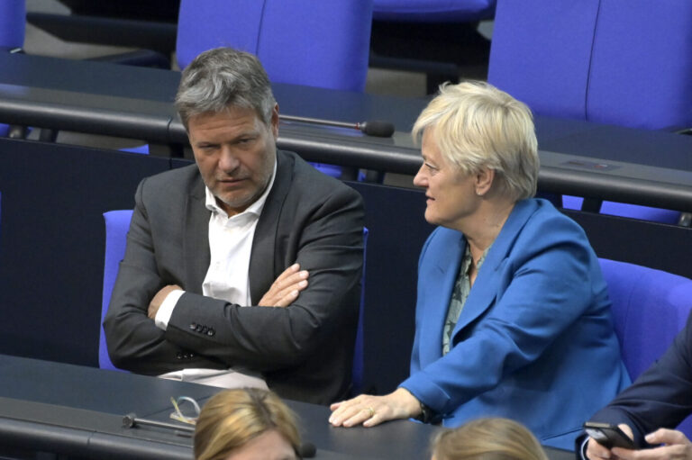 Wenn jemand Wirtschaftsminister Robert Habeck angeht, ist seine Grünen-Parteifreundin Renate Künast auch zur Stelle.