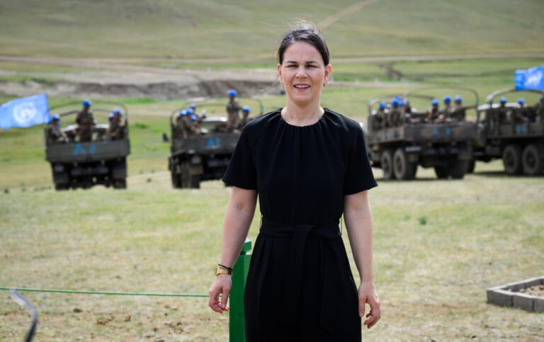 Auf dem Foto befindet sich Bundesaußenministerin Annalena Baerbock während einer Bundeswehr-Ausbildung der UN-Truppen in der Mongolei. Sie ist das Gesicht der sogenannten Zeitenwende. (Symbolbild)