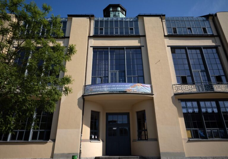 Auf dem Foto befindet sich die Bauhaus-Universität Weimar. Aus dieser Hochschule in Thüringen ging die initiative "92 Tage" hervor.