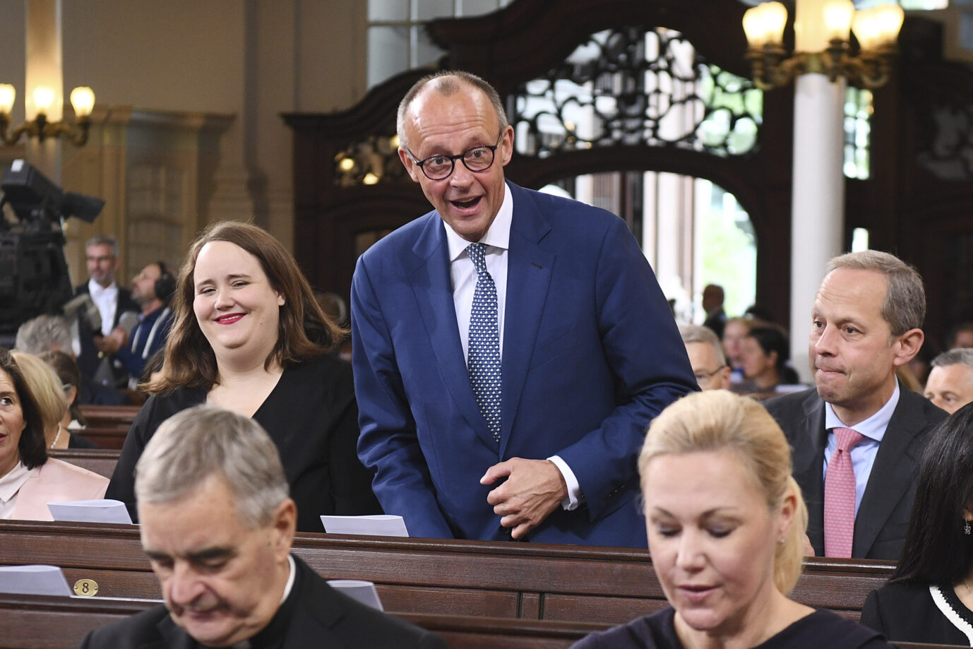 Auf dem Foto befinden sich die Grünen-Bundeschefin Ricarda Lang und deren CDU-Pendant, Friedrich Merz. Derzeit wird viel über ein schwarz-grünes Bündnis diskutiert. Er ist Vorsitzender der Union. (Themenbild/Symbolbild)