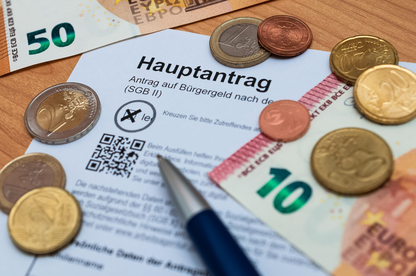 Antrag auf Bürgergeld (Symbolbild): Auf die Sozialleistung haben auch Ukrainer Anspruch, Ungarn, die sich als solche ausgeben, nicht Foto: picture alliance / Zoonar | stockfotos-mg