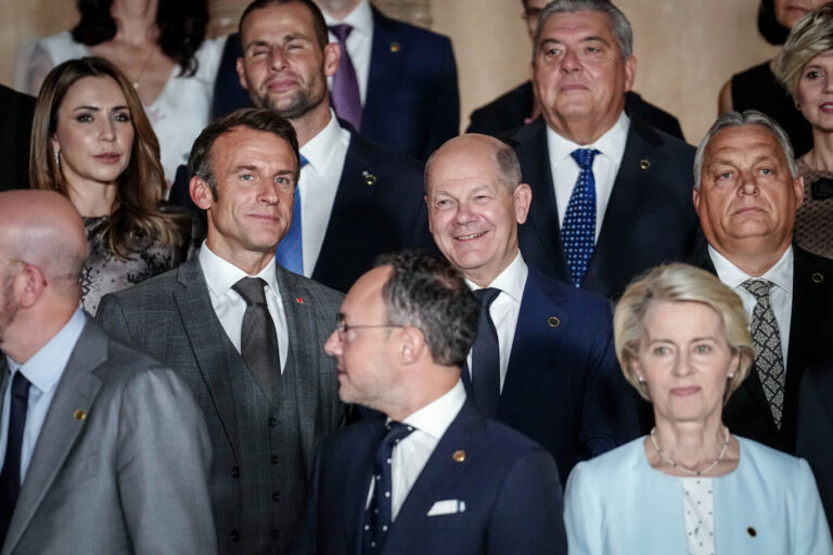 Bundeskanzler Olaf Scholz (mittlere Reihe, 2.v.r, SPD) und Frankreichs Präsident Emmanuel Macron (l) stehen in der Alhambra beim Gipfeltreffen der Europäischen Politischen Gemeinschaft mit weiteren Staats- und Regierungschefs für ein Familienfoto zusammen. Bundeskanzler Olaf Scholz mit den anderen Regierungschefs beim EU-Gipfeltreffen: Einstimmig beschlossen sie ein Finanzpaket für die Ukraine Foto: picture alliance/dpa | Kay Nietfeld