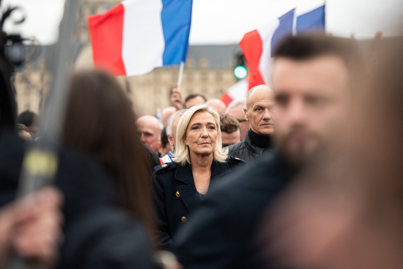 Die Abgeordnete der französischen Partei Rassemblement National (RN), Marine Le Pen, bei einer Demonstration gegen Antisemitismus. Paris, 12. November 2023. Sie hat derzeit die besten Aussichten, die Präsidentschaftswahl zu gewinnen. Sie wäre die erste französische Präsidentin. Foto: picture alliance / abaca | Poitout Florian/ABACA