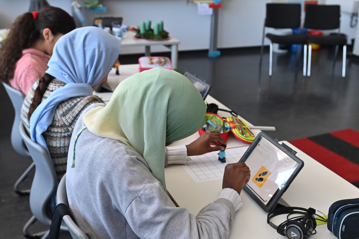 Muslimische Schülerinnen im Unterricht (Symbolbild). In NRW und Köln kam es an Schulen teilweise zu islamistischen Vorfällen. Wollen sie die Scharia?