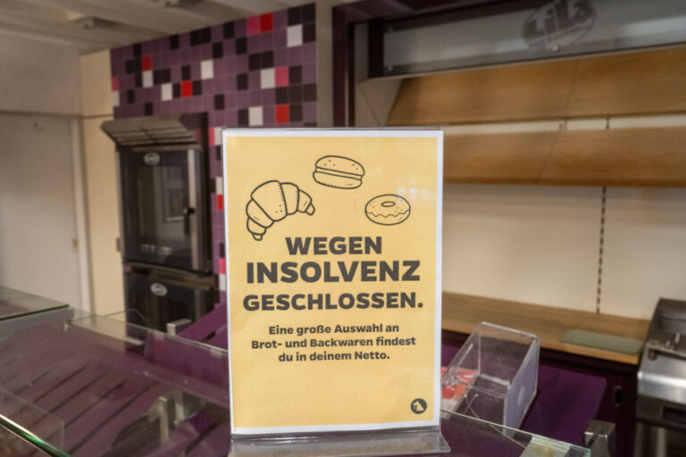 Auf dem Foto befindet sich ein Schild, auf welchem die ostdeutsche Bäckerkette "Lila Bäcker" ihre Insolvenz verkündet. Sie symbolisiert die laufende Wirtschaftskrise, die durch die Energie-, Fiskal- und Steuerpolitik der Ampel-Koalition verschärft wird. Das Handwerk ist gefährdet. (Themenbild/Symbolbild)