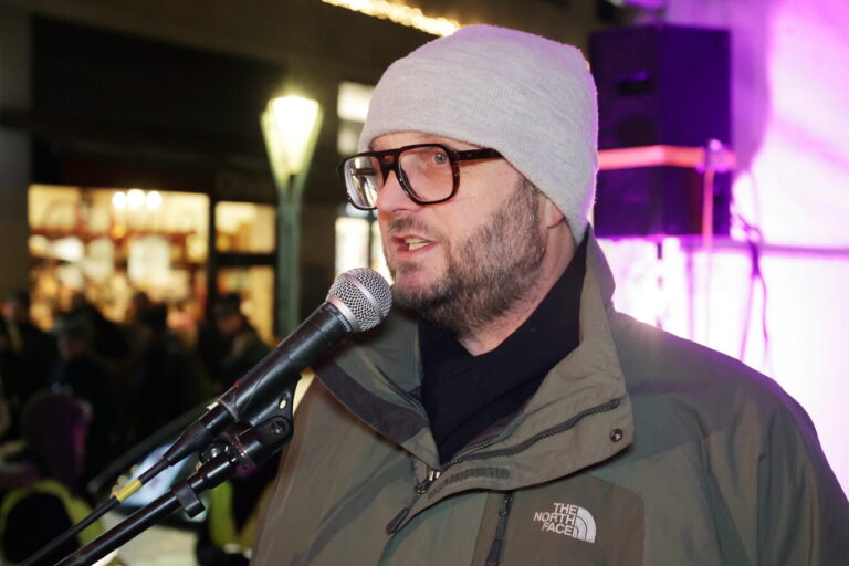 David Schraven von „Correctiv“ als Redner bei einer Anti-AfD-Demo im Januar in Essen.