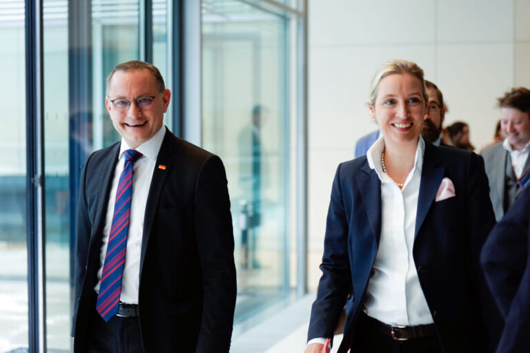 Tino Chrupalla und Alice Weidel beim Pressestatement zur Fraktionssitzung der AfD-Bundestagsfraktion im Reichstagsgebäude. Die AfD-Vorsitzende Tino Chrupalla und Alice Weidel glücklich im Bundestag: Sie wollen den Migrationshintergrund ihrer Parteimitglieder abfragen Foto: picture alliance / Geisler-Fotopress | Bernd Elmenthaler/Geisler-Fotopr