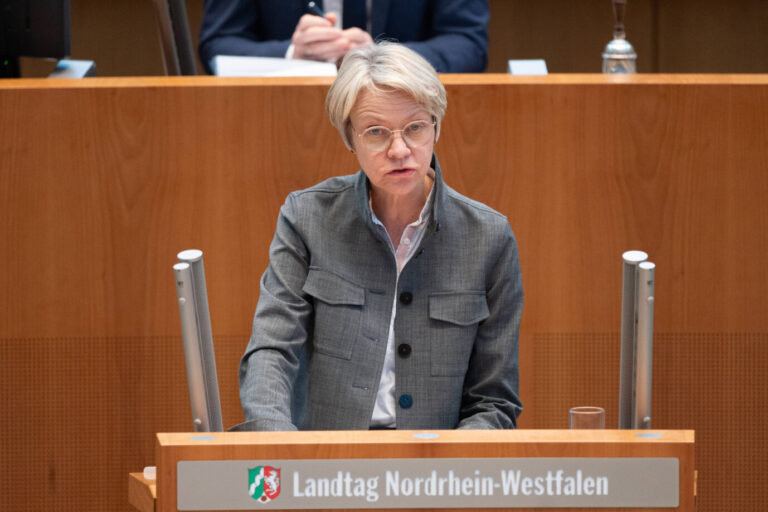 Dorothee Feller im nordrhein-westfälischen Landtag: Die Schulministerin ruft ihre Lehrer zur Teilnahme an Anti-Rechts-Demos auf.