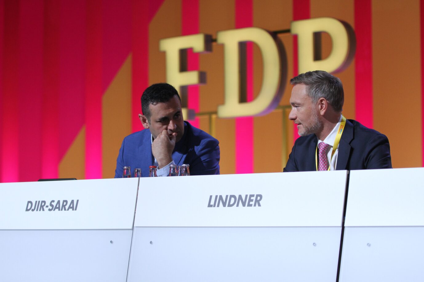 FDP-Generalsekretär Bijan Djir-Sarai (l.) und FDP-Parteichef Christian Lindner scheinen ratlos, wie sie die FDP aus der Ampelkoalition lösen sollen, sofern sie das überhaupt wollen (Archivbild).