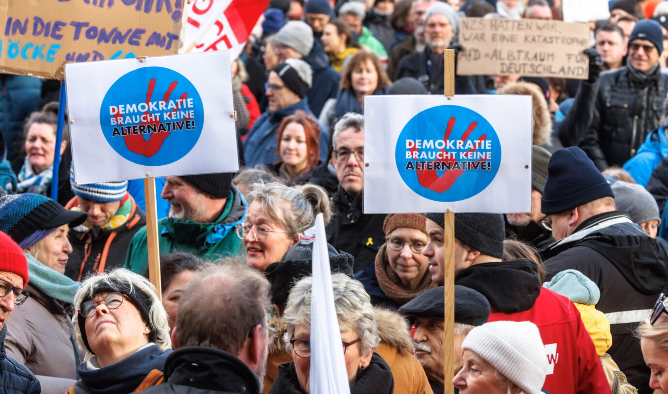 Auf dem Foto befindet sich eine Demonstration des Deutschen Gewerkschaftsbundes in Kiel, mit Transparenten, auf denen der Slogan "Demokratie braucht keine Alternative" steht. Vielerorts demonstrieren auch Linksextremisten mit. (Themenbild/Symbolbild)