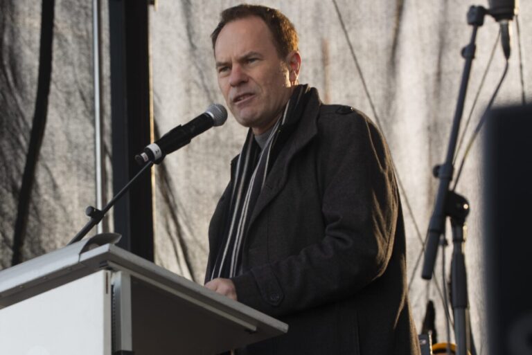 Düsseldorfs Oberbürgermeister Stephan Keller (CDU) bei seiner Rede auf der Demo „gegen die AfD“.