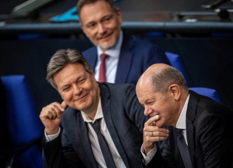 Finanzminister Christian Lindner (FDP), Wirtschaftsminister Robert Habeck (Grüne) und Bundeskanzler Olaf Scholz (SPD) (v.l.n.r.) im Bundestag: Die Ampel-Regierung erhöht die Gehälter von Beamten deutlich.