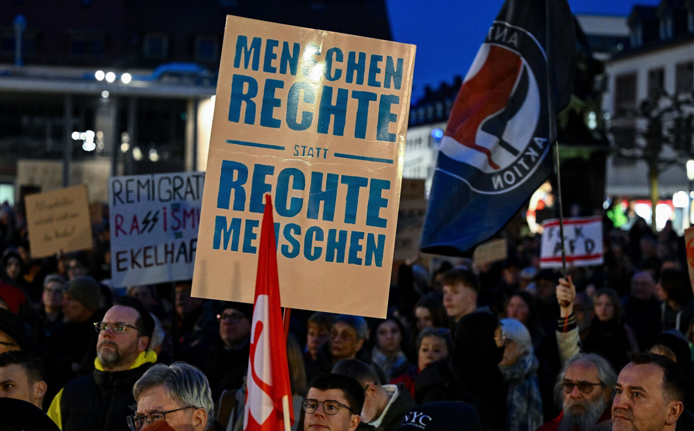 Teilnehmer einer Anti-AfD-Demonstration mit einem Schild, auf dem „Menschenrechte statt Rechte Menschen“ steht: Selbsternannte Demokratie-Verteidiger sind oftmals dogmatisch und intolerant.