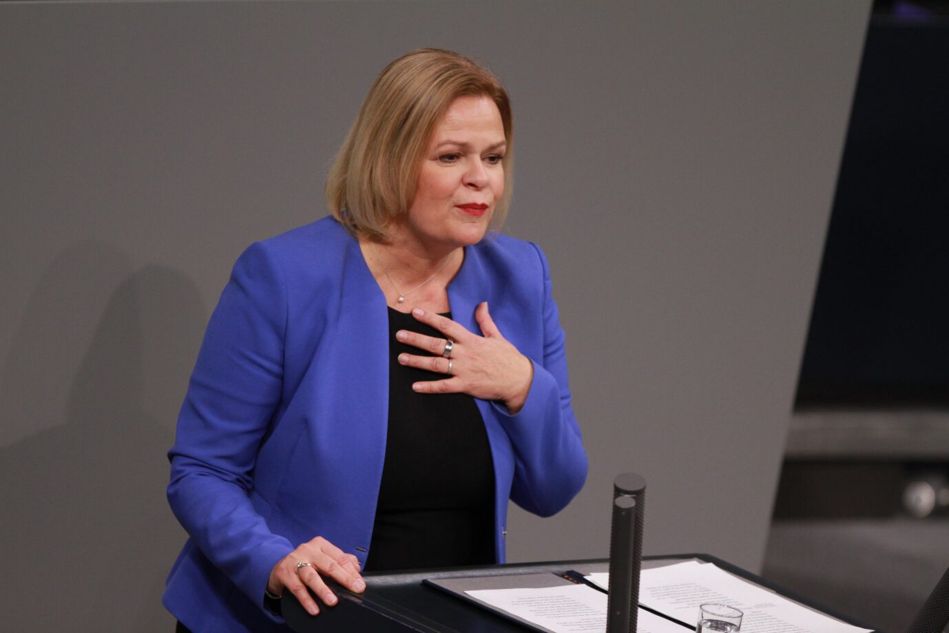 Bundesinnenministerin Nancy Faeser im Bundestag: Lautstarke Forderung nach dem Demokratiefördergesetz.