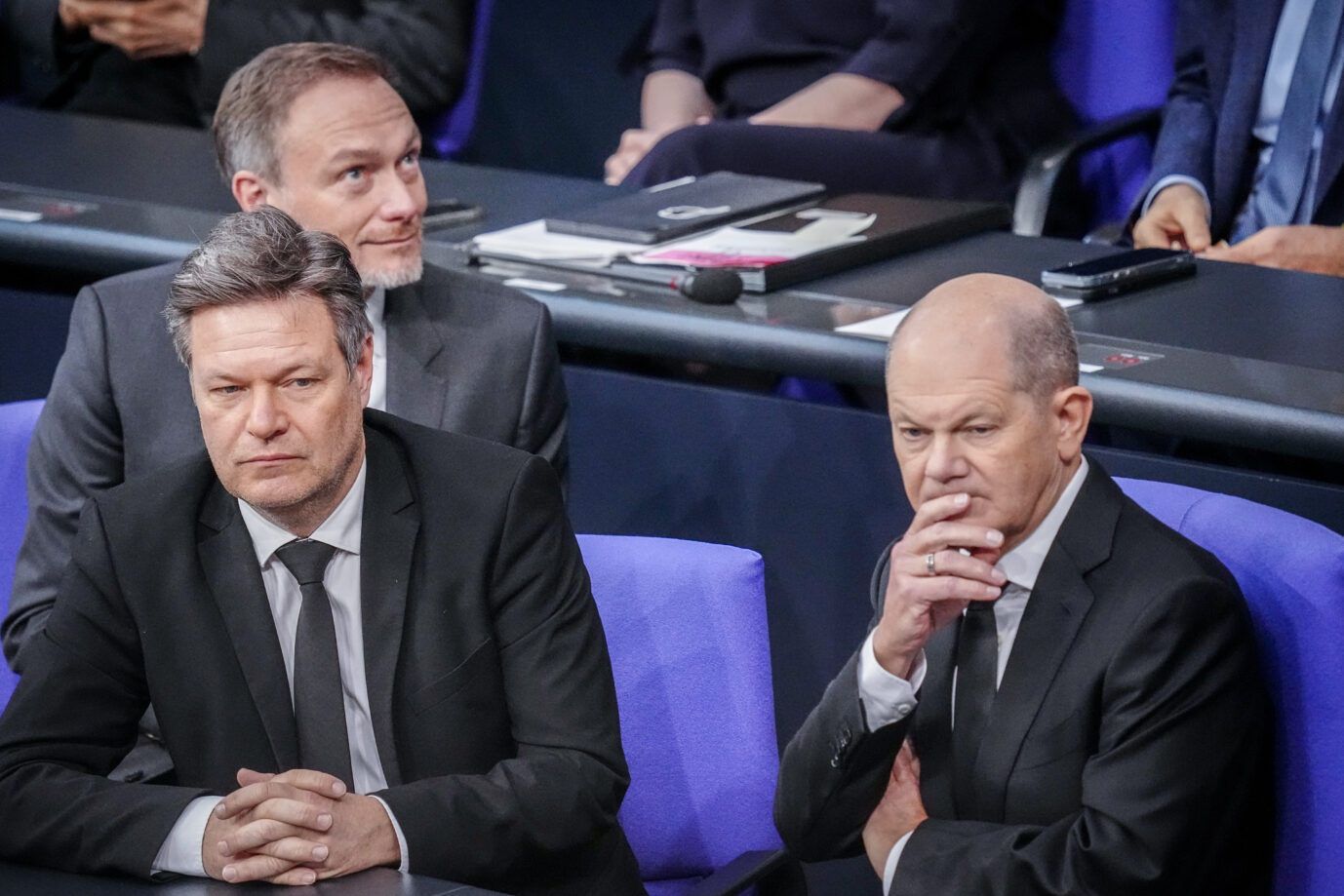 Nur noch Reiche und formal besser Gebildete unterstützen die Politik der Ampel von Kanzler Olaf Scholz (SPD, rechts) und seinen Stellvertretern Christian Lindner (FDP, links) sowie Robert Habeck (Grüne).