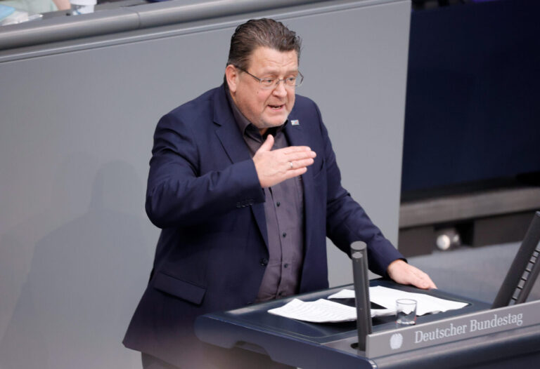 Stephan Brandner, AfD , Deutschland, Berlin, Reichstag, Bundestag beschließt Gruppenstatus für Die Linke und BSW Sozialbetrug will er bekämpfen