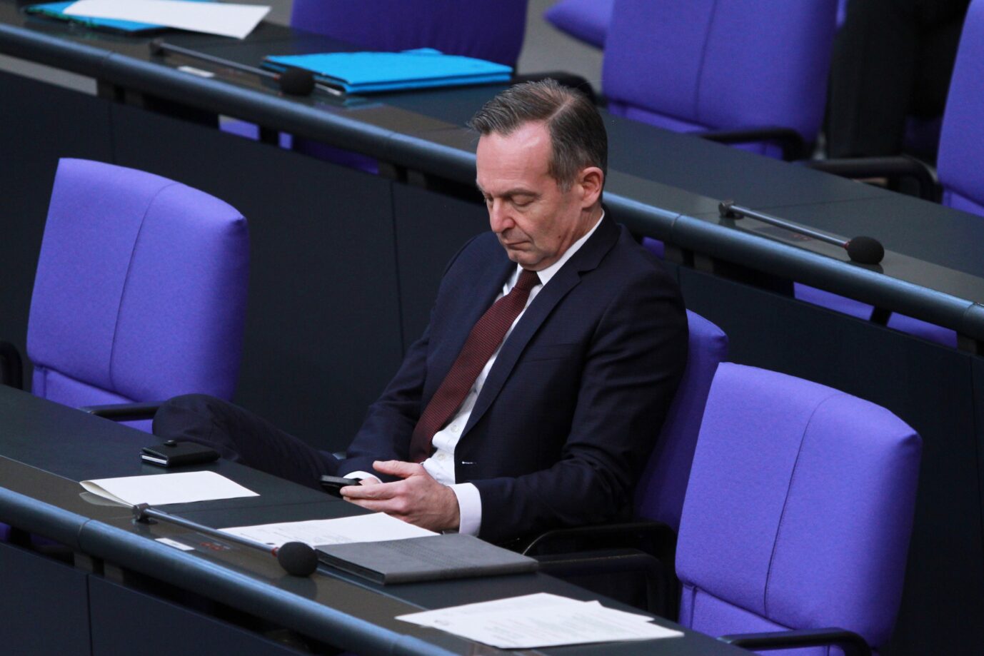 Auf dem Foto befindet sich der FDP-Bundesverkehrsminister Volker Wissing, der mit betrübter Miene auf sein Smartphone schaut. Jüngst musste er seinen Abteilungsleiter für Wasserstoff entlassen. (Themenbild/Symbolbild)