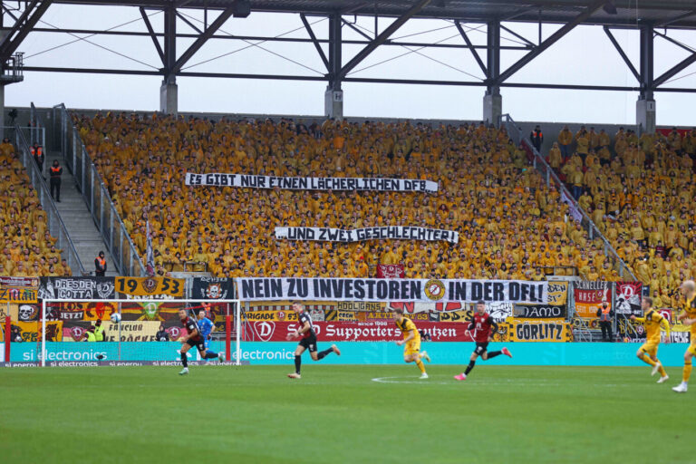 Die Fans von Dynamo Dresden im Spiel gegen Ingolstadt: Der DFB ermittelt jetzt.