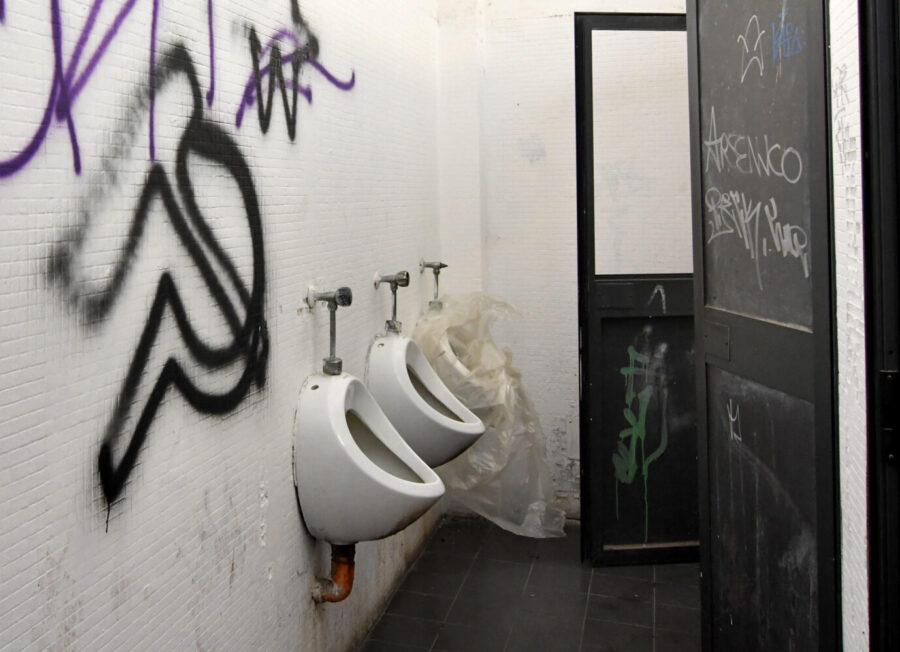 Die öffentliche Toilette in Catania, wo sich die Gruppenvergewaltigung wohl ereignete