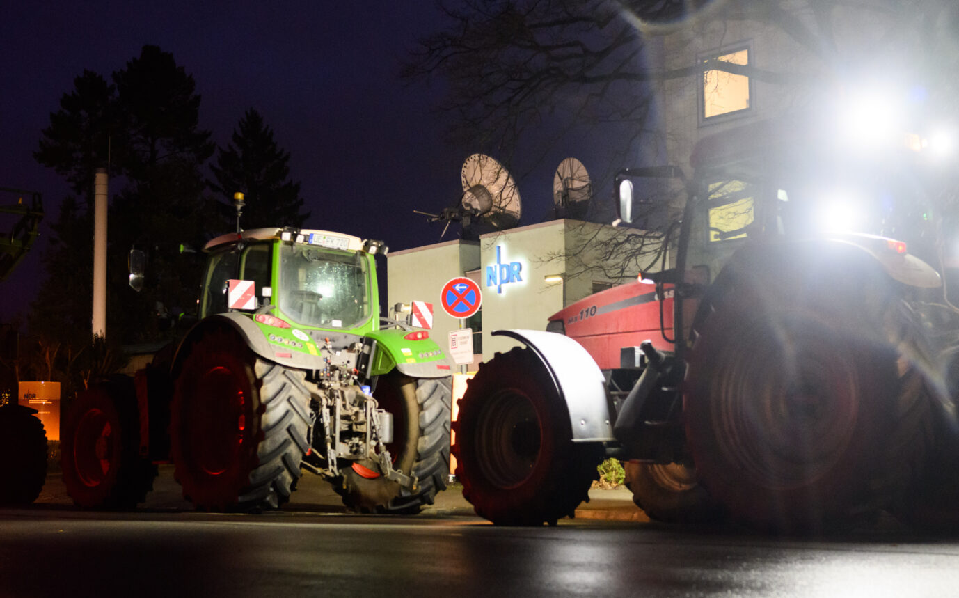 Bauernproteste vor dem Landesfunkhaus des NDR in Niedersachsen: Seit Wochen protestieren bundesweit Landwirte gegen die Agrarpolitik der Bundesregierung.