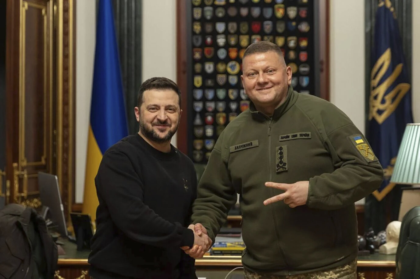 Der Präsident der Ukraine, Wolodymyr Selenskyj (links), und der neue Armeechef Oleksandr Syrskyj: Der neue Oberbefehlshaber hat gute Kontakte zur Nato.