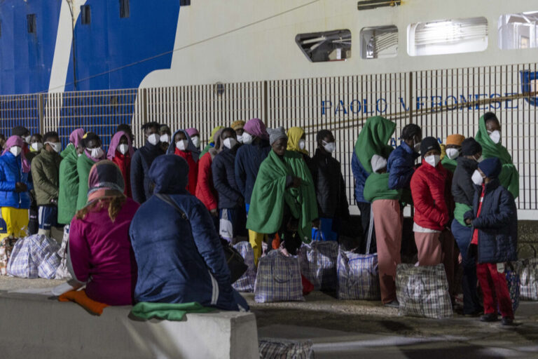 Migranten auf der italienischen Insel Lampedusa: Die Zahl der Asylanträge in der EU steigt auf mehr als 1,1 Millionen.