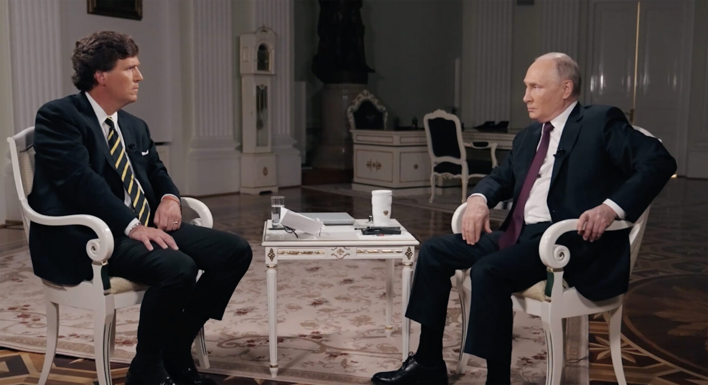 Rußlands Präsident Wladimir Putin (rechts) im Gespräch mit Tucker Carlson: Bundesregierung sind „hochgradig inkompetente Leute“.