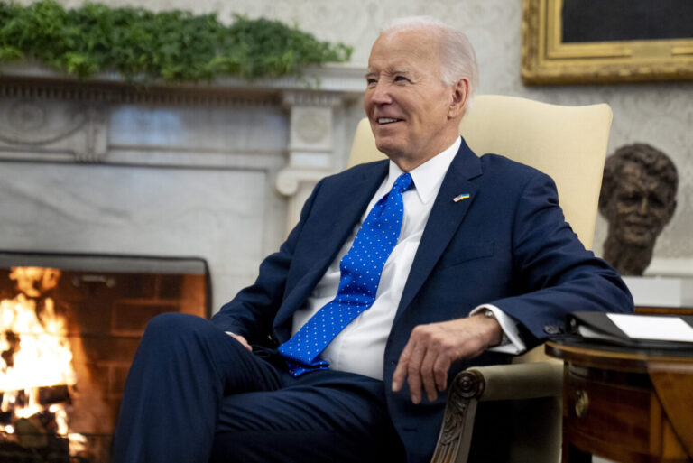 US-Präsident Joe Biden am Kamin im Oval Office: Sein Guter-Opa-Image könnte zu wenig für eine Wiederwahl sein.