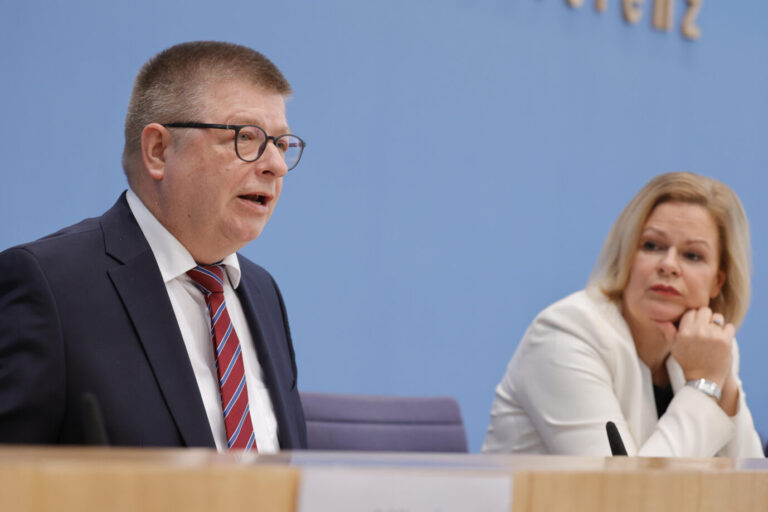 Thomas Haldenwang, Präsident des Bundesamtes für Verfassungsschutz (BfV), Bundesministerin des Innern und für Heimat Nancy Faeser, Deutschland, Berlin, Bundespressekonferenz, Thema: Aktuelle Maßnahmen gegen Rechtsextremismus