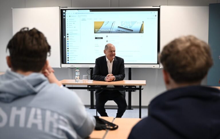 Bundeskanzler Olaf Scholz (SPD) zu Besuch in einer Potsdamer Schule: Optimistisch hinsichtlich der Bundestagswahl 2025.