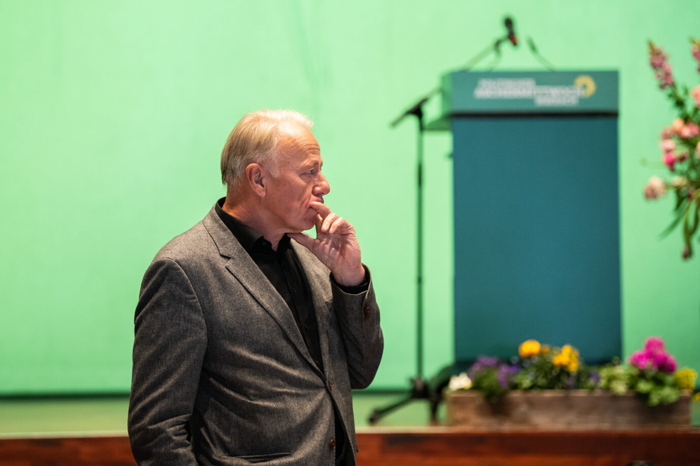 Grünen-Veteran Jürgen Trittin, der eine Rede halten wollte, steht in der leeren Stadthalle von Biberach. Der Politische Aschermittwoch der Partei muß abgesagt werden.