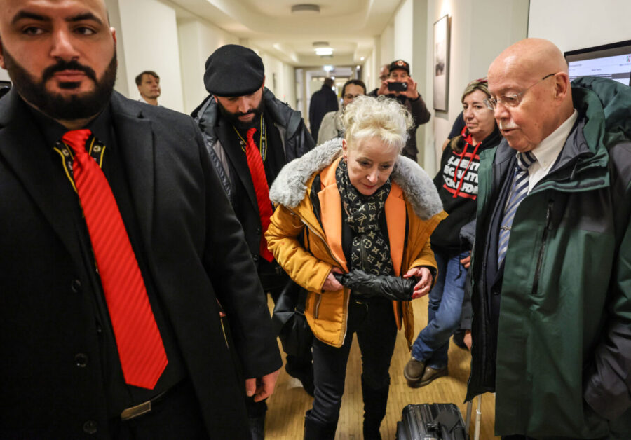 Simone Baum kommt mit ihrem Anwalt Rainer Thesen und Personenschützern in das Arbeitsgericht Foto: picture alliance/dpa | Oliver Berg