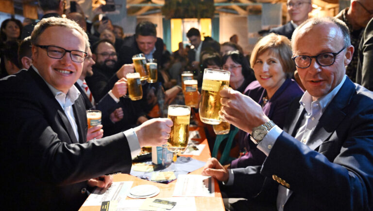 Als die Welt noch in Ordnung war: CDU-Bundeschef Friedrich Merz (rechts) mit dem Thüringer Landesvorsitzenden Mario Voigt beim Politischen Aschermittwoch in Apolda.