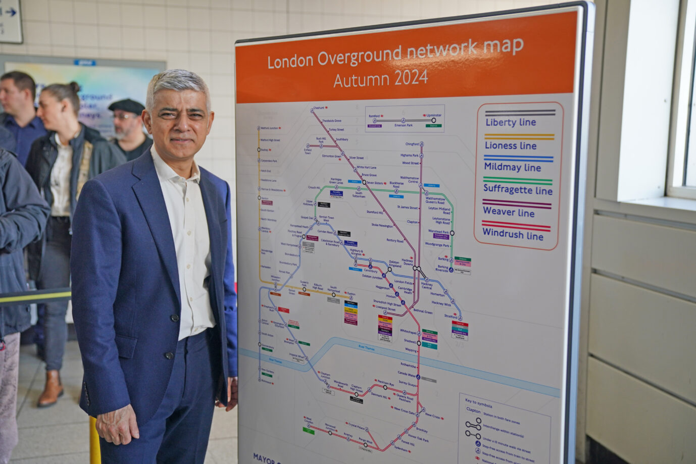 Auf dem Foto befindet sich Londons Bürgermeister Sadiq Khan während der Vorstellung der neuen Namen der städtischen S-Bahn-Linien. (Themenbild)