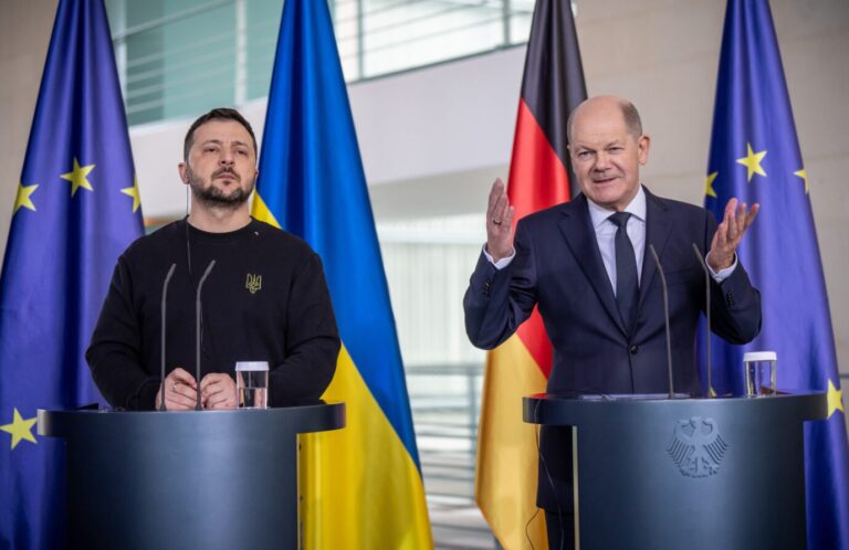 Der Präsident der Ukraine, Wolodymyr Selenskyj (links) und Bundeskanzler Olaf Scholz: Die Kosten des Kriegs treffen auch Deutschland.