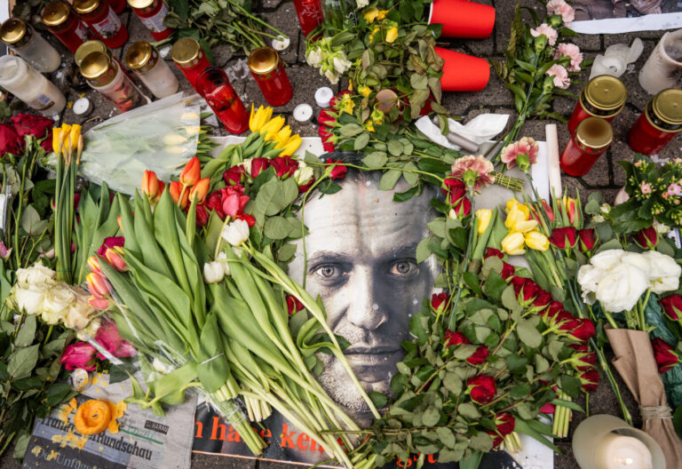 In Deutschland legen zahlreiche Menschen Blumen für den verstorbenen Alexej Nawalny nieder – hier vor dem Russischen Konsulat in Frankfurt am Main.
