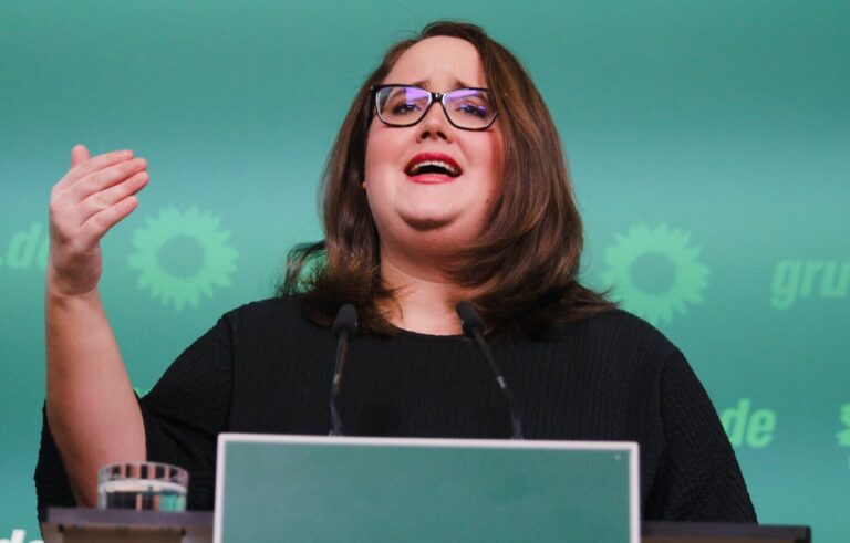 Die Grünen-Vorsitzende Ricarda Lang ist Mitglied der Bundestagsfraktion, die nun den Mindestlohn massiv anheben möchte.