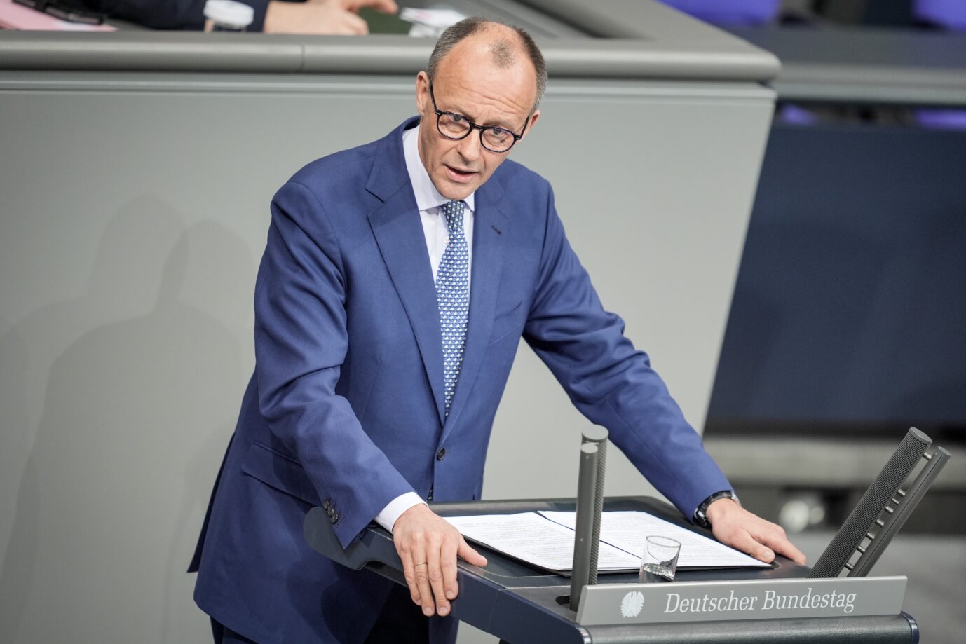 Auf dem Foto befindet sich der Vorsitzende der Unionsfraktion im Bundestag und CDU-Bundesvorsitzender Friedrich Merz. Seine Fraktion brachte einen Gesetzesentwurf ein, welcher Einreiseverbote für Gefährder und Extremisten vorsieht. (Themenbild/Symbolbild)