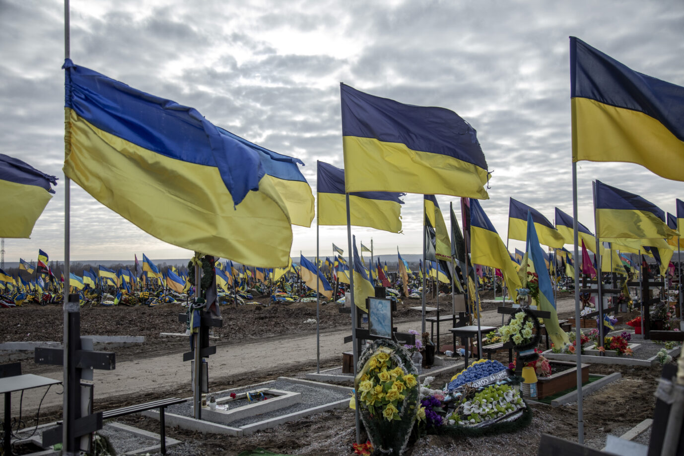 Soldatenfriedhof in der Ukraine: Das lang stößt in seinem Abwehrkampf gegen Rußland langsam an seine demographischen Grenzen.